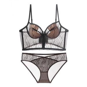 Ensemble de lingerie en dentelle française avec soutien-gorge noir et culotte assortie