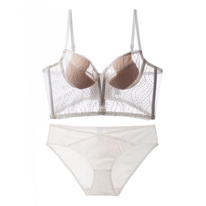 Détail d'un ensemble de lingerie en dentelle brodée blanche avec soutien-gorge corset