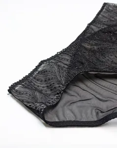 Gros plan détaillé de la dentelle française brodée et du tissu en maille transparente