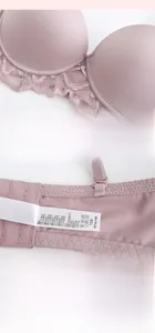 Detailansicht von rosa Spitzen-BH mit Waschetikett, Größe 75B und weichem Stoff