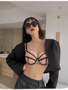 Détail d'un soutien-gorge noir en résille à armatures porté par un mannequin chic