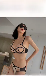 Détail d'un ensemble de lingerie en mesh transparent avec des lignes géométriques noires