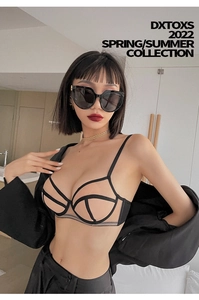 Détail de soutien-gorge noir en résille à bretelles géométriques sous un blazer chic