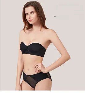 Détail d'un ensemble soutien-gorge bandeau noir avec empiècements mesh et armatures