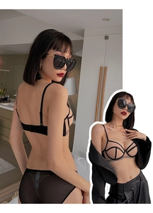 Détail d'un ensemble de lingerie en maille transparente avec contours noirs contrastés