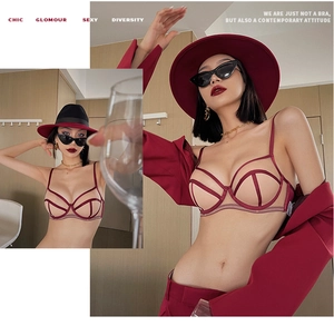 Détail du soutien-gorge en maille rouge foncé avec rayures géométriques et style sexy