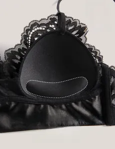 Dettaglio dell'interno della coppa del reggiseno in pizzo nero con imbottitura push-up spessa