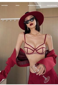 Détail d'un soutien-gorge en maille bordeaux porté avec un blazer assorti pour un look moderne