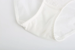 Gros plan détaillé de la dentelle française blanche et du tissu en maille respirante