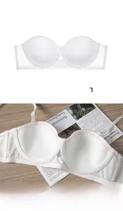 Détail macro de la bande en silicone antidérapante ondulée sur un bandeau sans bretelles