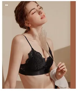 Dettaglio di reggiseno a triangolo in pizzo nero con eleganti bordi a smerlo