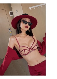 Détail de lingerie en maille rouge avec design découpé et satin de soie sur mannequin