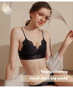 Dettaglio del set di lingerie in pizzo nero con reggiseno senza ferretto e slip coordinati