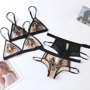 Ensembles de lingerie en tulle transparent avec broderie florale et détails en dentelle