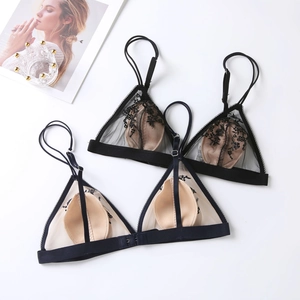 Détails de broderie sur une bralette en dentelle et mesh avec bonnets triangle