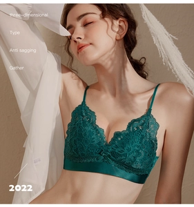 Dettaglio reggiseno in pizzo verde scuro con scollo a V e fascia in raso lucido