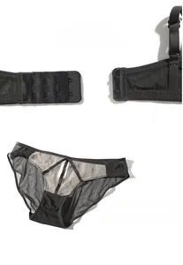 Détail du soutien-gorge en dentelle noire avec agrafage triple et culotte en coton doux