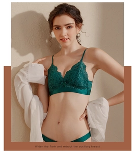 Dettaglio del pizzo e fascia elastica ampia del reggiseno a triangolo verde scuro senza ferretto