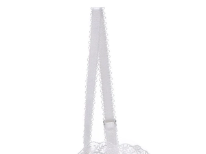 Détail d'une bretelle réglable en satin blanc avec dentelle et boucle en métal argenté