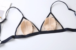 Détail d'un bralette en résille noire avec coussinets amovibles et fines bretelles