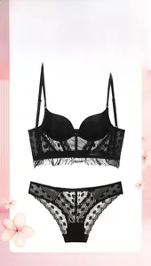 Détail de l'ensemble lingerie en dentelle noire avec armatures et bords plissés en dentelle