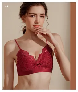 Dettaglio del reggiseno in pizzo rosso vino con motivi floreali e fiocco di seta