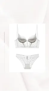 Vue détaillée de l'ensemble de lingerie en dentelle grise avec soutien-gorge dos en U