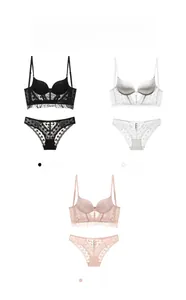 Vue détaillée d'ensembles de lingerie en dentelle française en noir, blanc et rose