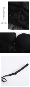 Détail du soutien-gorge en dentelle noire montrant la maille et le décor boucle en cœur
