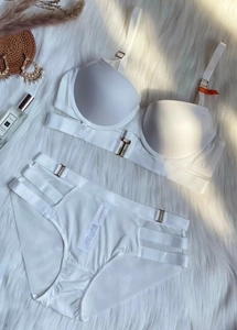 Dettaglio del set reggiseno push-up bianco senza cuciture e slip traforati su morbido peluche