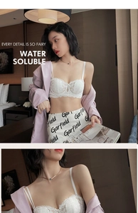 Dettaglio del reggiseno in pizzo bianco con motivi floreali e piccolo fiocco elegante