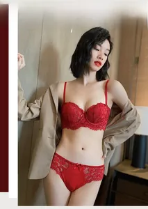 Dettaglio di un set lingerie in pizzo rosso vintage con ricami e ferretto morbido