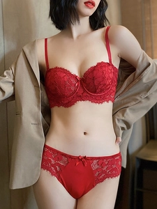 Dettaglio del set di lingerie in pizzo floreale rosso con reggiseno e slip coordinati