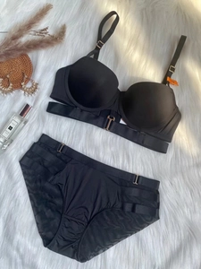 Set reggiseno push-up senza cuciture nero con dettagli di cinturini laterali e fibbia d'oro