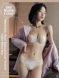 Dettaglio di un set di lingerie in pizzo beige francese con fiocco su una modella