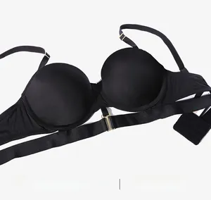 Dettaglio del reggiseno nero senza cuciture con spalline sottili e fibbie dorate