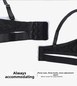 Dettaglio del reggiseno nero con chiusura a tre ganci e fibbie metalliche dorate
