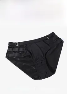 Dettaglio di slip neri senza cuciture con mesh traspirante e fibbie in metallo dorato