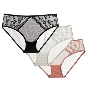 Détail de trois culottes en dentelle noire, beige et rose avec broderie florale