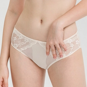 Gros plan sur une culotte en dentelle beige aux motifs floraux et tissu respirant