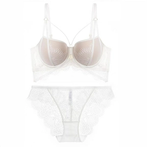 Elegantes Set aus weißer Spitzenunterwäsche mit Push-up-BH und passendem Spitzen-Slip