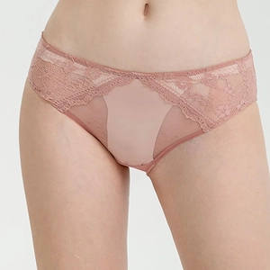 Détail du motif floral en dentelle et tissu respirant sur cette culotte taille basse