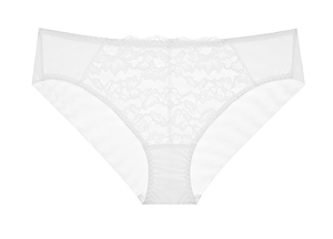 Detailaufnahme weißer Blumenspitze und atmungsaktivem Mesh bei Damenunterwäsche aus Baumwolle