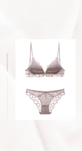 Détail d'un ensemble de lingerie en dentelle violette avec bonnets triangles et tissu doux
