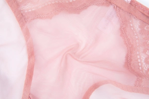 Gros plan détaillé de dentelle florale et mesh respirant en couleur vieux rose