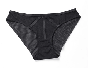 Détail du tissu en maille noire transparente et des bandes croisées en V sur la culotte