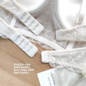 Détail d'un soutien-gorge en dentelle française avec fermeture dorsale à double agrafe