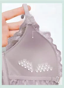 Dettaglio reggiseno in pizzo lavanda da 0,3 cm con 48 fori traspiranti per comfort