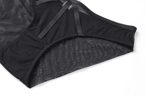 Détail de la maille transparente et des lanières en satin de ce culotte sexy en noir
