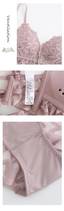 Détail d'un soutien-gorge en dentelle mauve avec ailes latérales respirantes et mesh